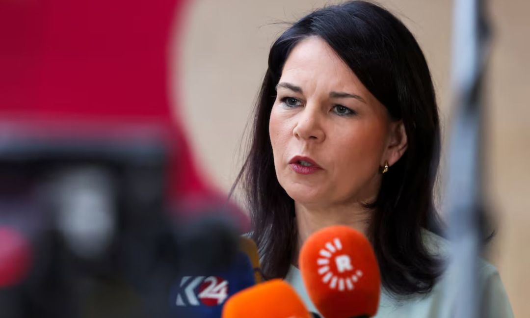 camera iconوزيرة الخارجية الألمانية أنالينا بيربوك في مؤتمر صحفي عقب إنطلاق مؤتمر بروكسل حول سوريا- 17 آذار 2025 (رويترز)